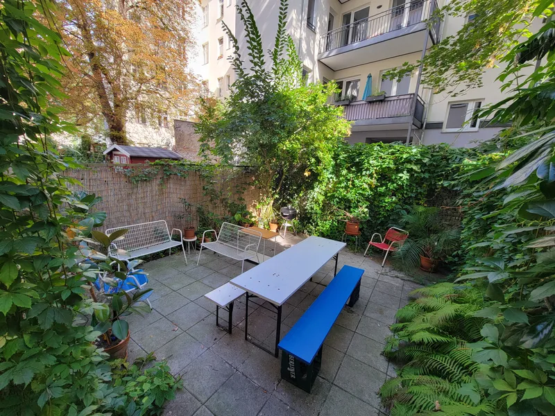 Möblierte 2-Zimmer-Wohnung mit großer Terrasse am Ostkreuz - Befristet — photo 1